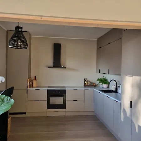 Modern 2br With Balcony And Free Parking Апартаменты *