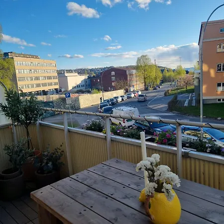 Modern 2br With Balcony And Free Parking