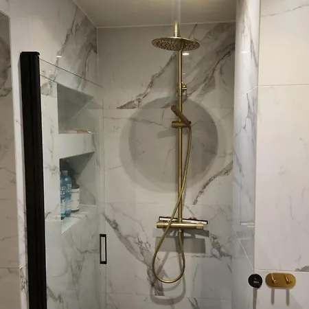 Modern 2br With Balcony And Free Parking Апартаменты